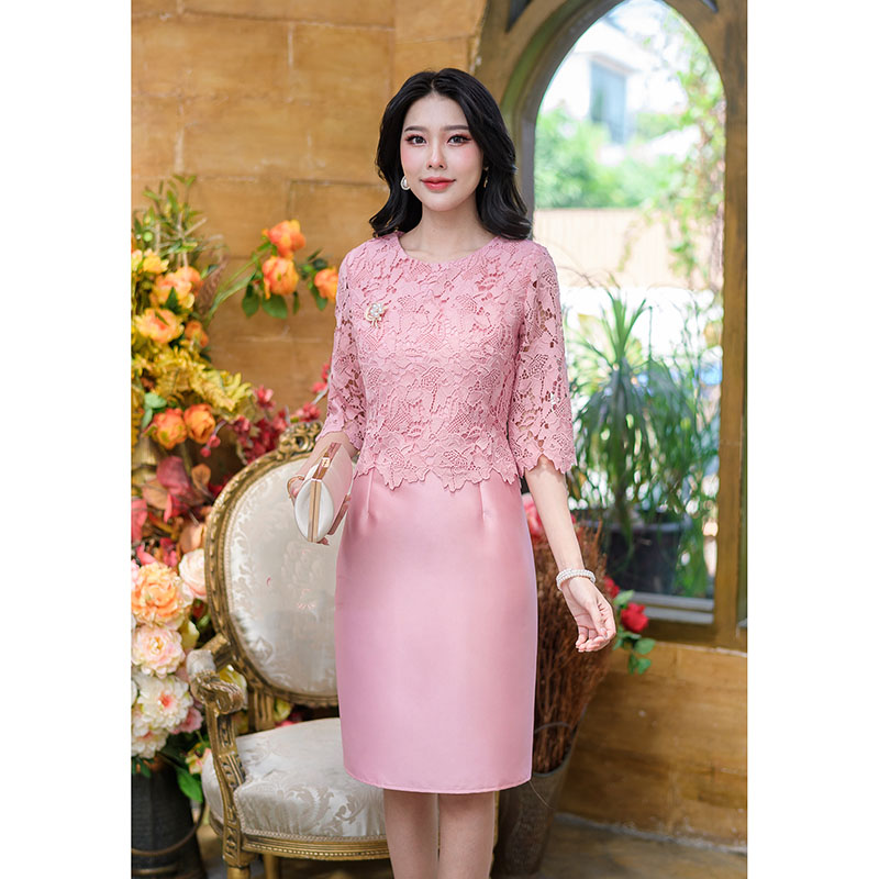 kudapy เดรสสั้นสีชมพู/สีฟ้า ผ้าไหมคลุมลูกไม้ถัก งานดีไซน์เย็บคลุมด้วยเสื้อลูกไม้แขนศอกด้านบน งานสวยหวาน