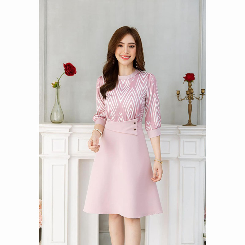 kudapy เดรสสั้นสีชมพู/สีกะปิ ผ้าแจ็คกาด ทรงระบายหางปลา มีดีเทลแต่งกระดุมช่วงอก ช่วงคอเป็นชีฟองจับจีบสวย ใช้ผ้าลูกไม้ช่วงไหล่และแขน