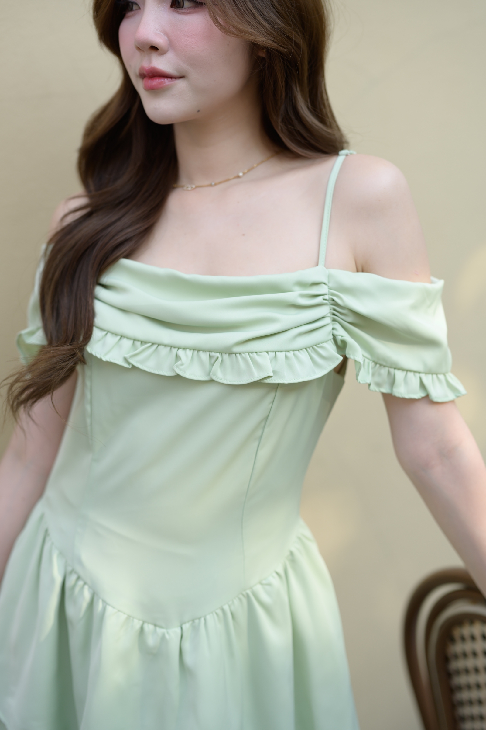 kudapy เดรสสายเดี่ยวเปิดไหล่ที่ออกแบบมาเพื่อเติมความละมุน ช่วงเสื้อมีดีเทลจับเดรปช่วงอก แต่งระบาย