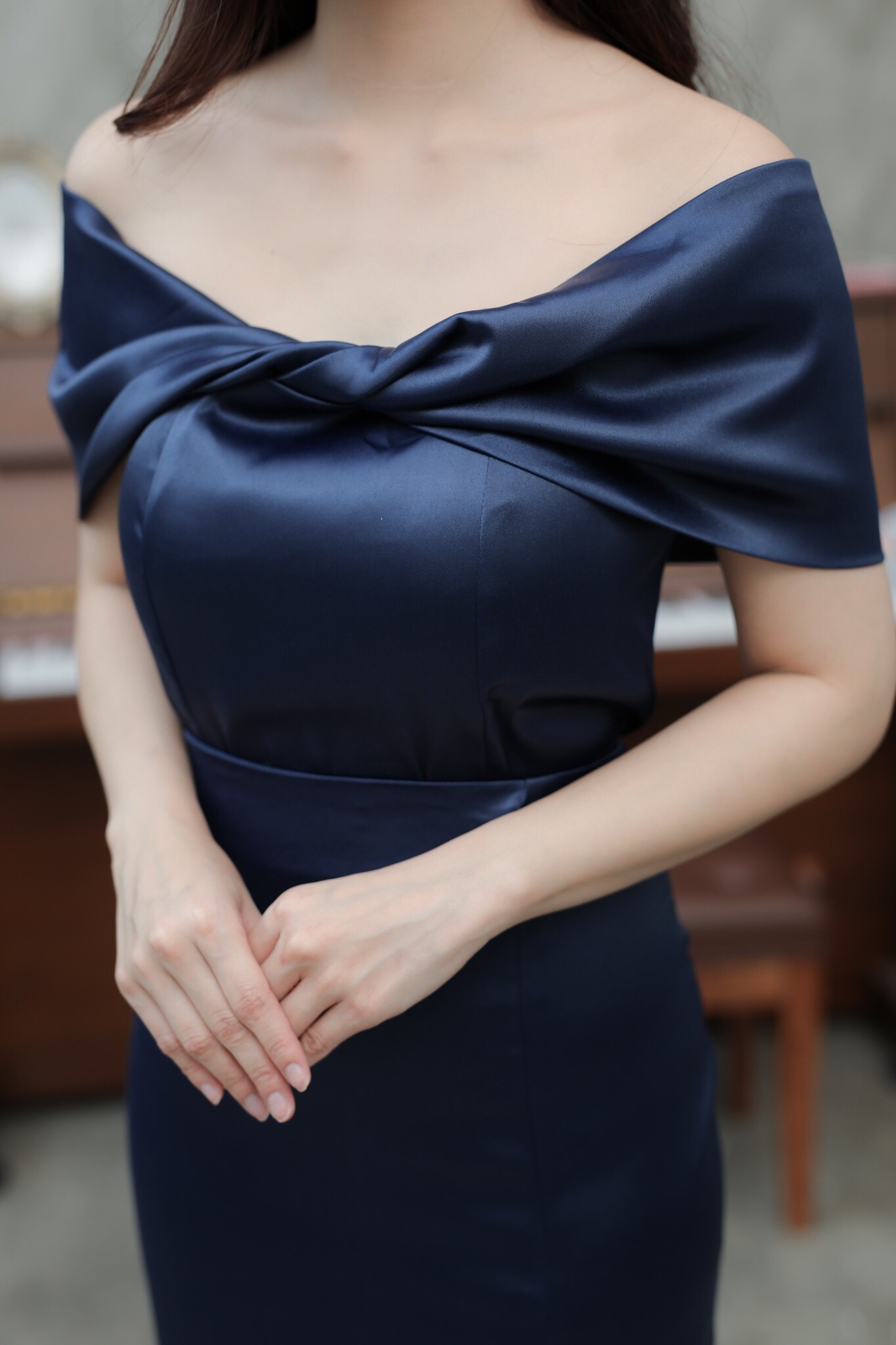 Set 2 ชิ้น เสื้อเปิดไหล่สีกรม+กระโปรงยาวทรงหางปลา ตัวเสื้อใช้ผ้าวาเลนติโน่ผสมซิมเมอร์สีพื้นเกรดพรีเมี่ยมSML