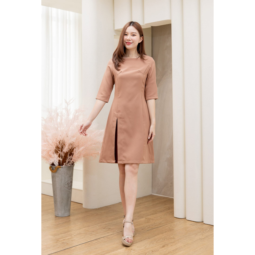 kudapy เดรสสั้นแขนห้าส่วนสีชมพูกะปิ,สีกรม,สีแดง,สีดำ,สีเบจ,สีดำ ทรงคอปาด ผ้ายืดโพลีเอสเตอร์เนื้อดี มีน้ำหนัก ผ้ามีความยืดหยุ่นกระโปรงทรง A เล่นดีไซน์ผ่าหน้าด้านขวา