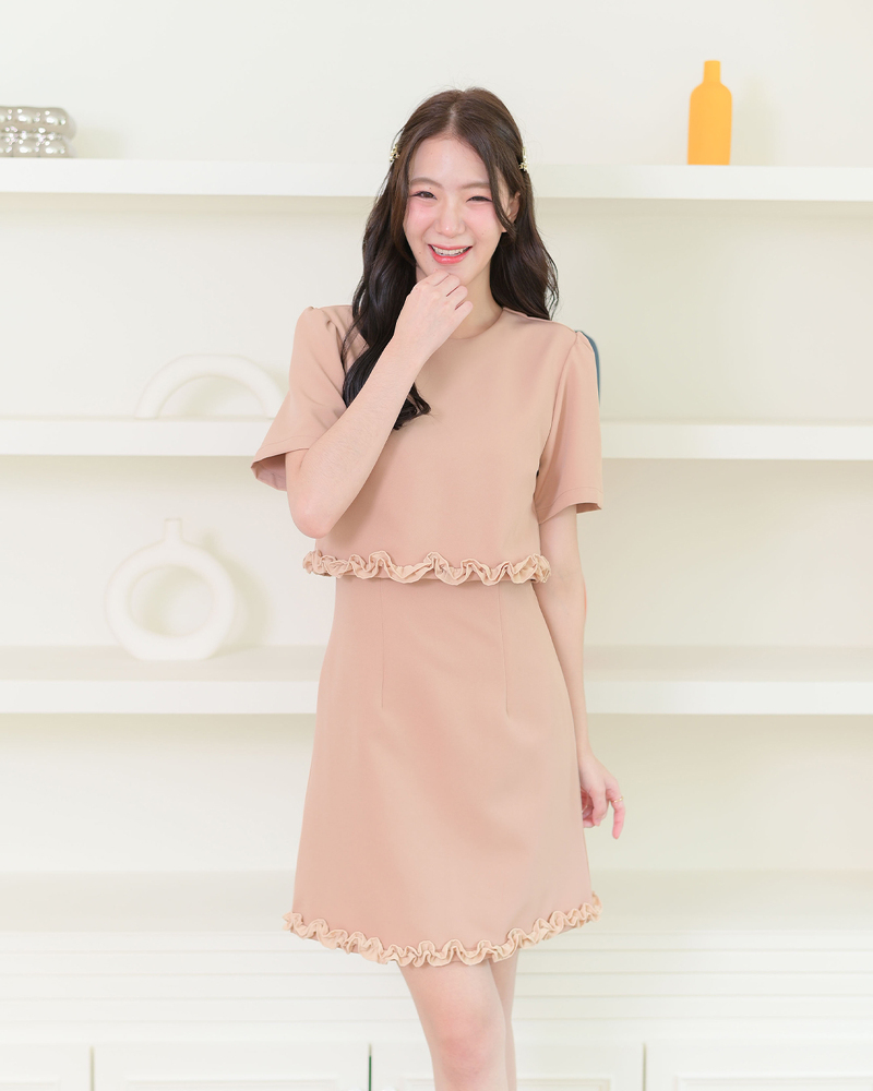 kudapy เดรสแขนสั้นคอกลม แต่งรูดระบายชายเสื้อและกระโปรง รูดยกไหล่พองเบาๆ ผ้าเนื้อหนานุ่มมีน้ำหนักทิ้งตัวสวย