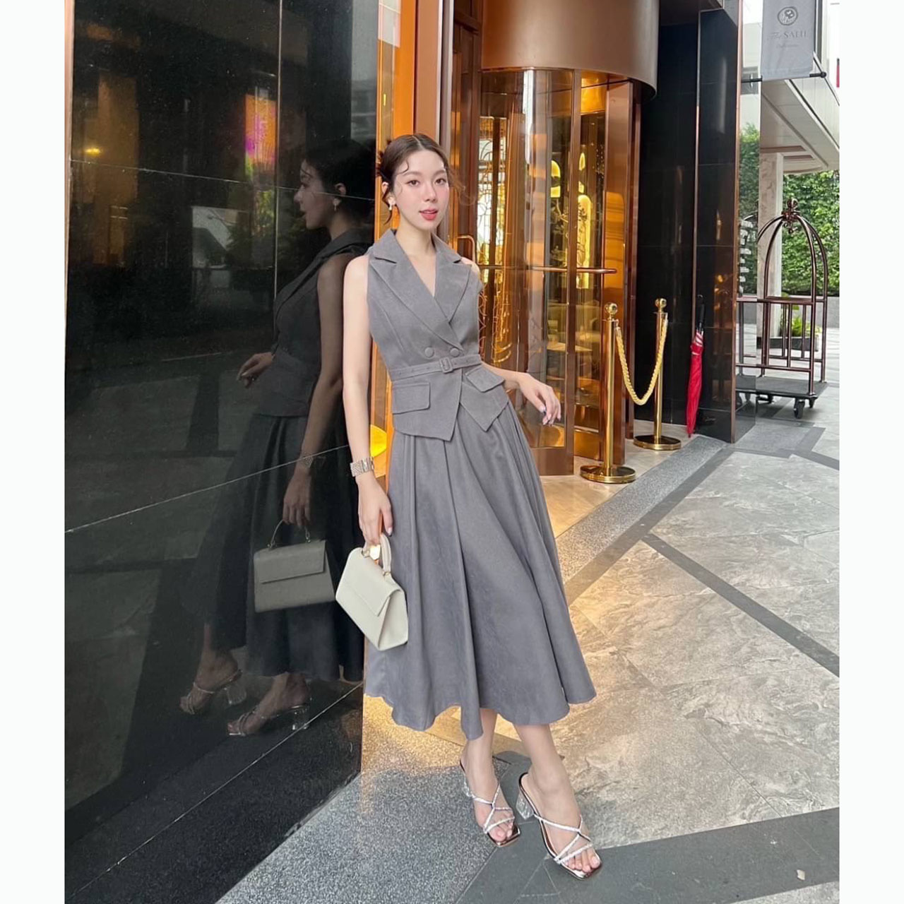 kudapy เซ็ทเสื้อแขนกุดทรงเข้ารูปมาพร้อมกับกระโปรงทรงยาว วเสื้อเก็บทรงเข้ารูปสวย กระดุมปั้มติดได้จริง2เม็ด แต่งกระเป๋าหลอกซ้ายขวา