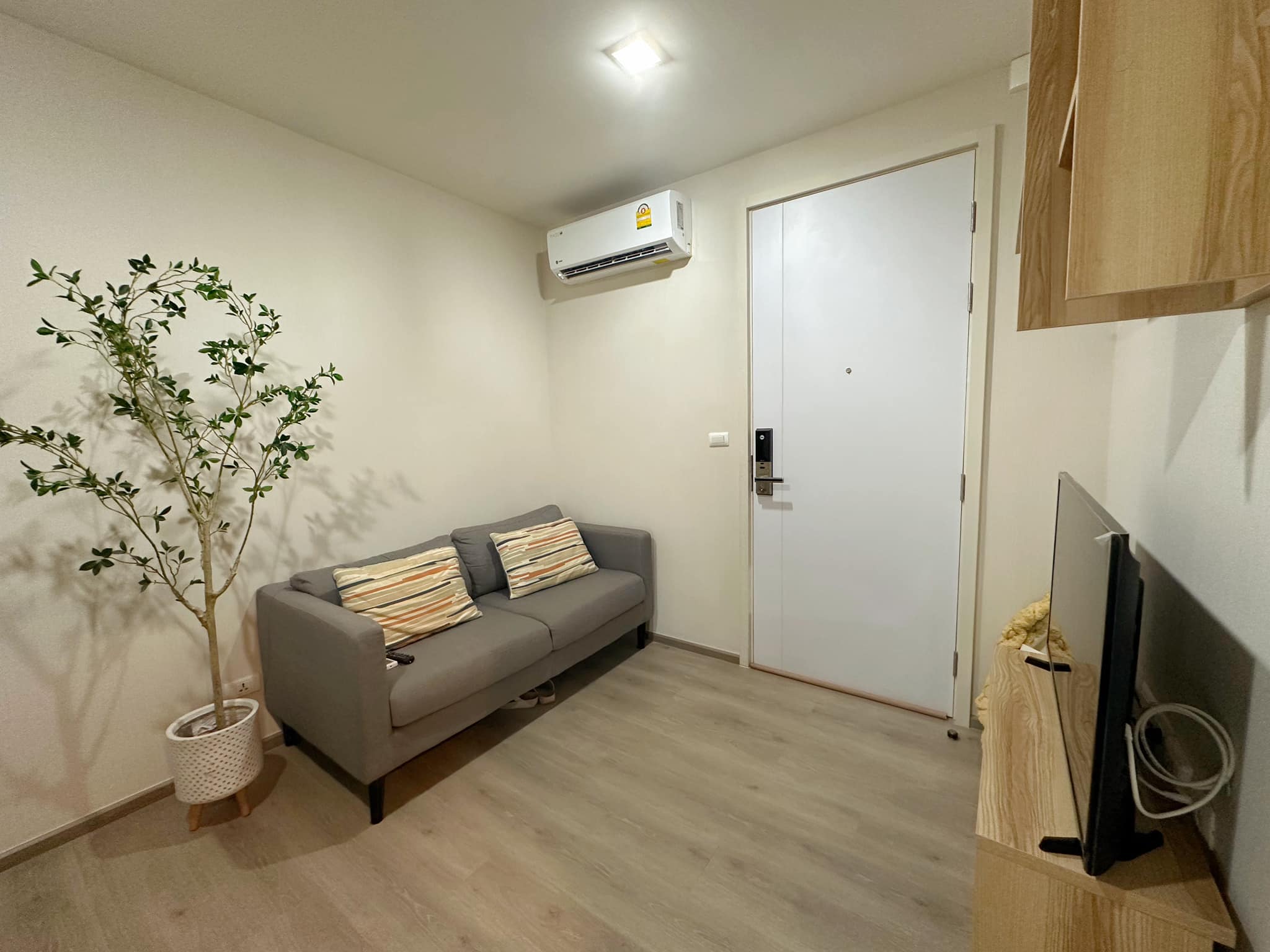 ให้เช่าคอนโด The Base Phetkasem (เดอะ เบส เพชรเกษม) - ตกแต่งเฟอร์ครบน่าอยู่มีเครื่องซักผ้า - การเดินทาง: ใกล้รถไฟฟ้า MRT เพชรเกษม 48