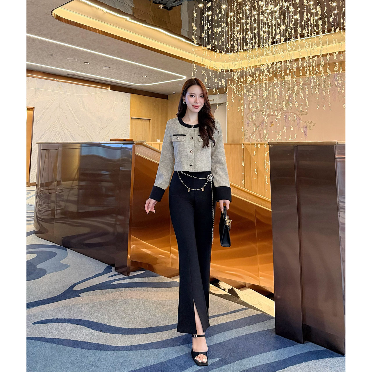 kudapy เซ็ทเสื้อครอปสูท ผ้าเนื้อทอแน่นสีสวยคลาสสิก ตัดต่อขอบสีดำบริเวณคอ แขน และชายเสื้อ เพิ่มความคมชัด กระดุมหน้าเรียงแนวตั้งแบบมินิมอล