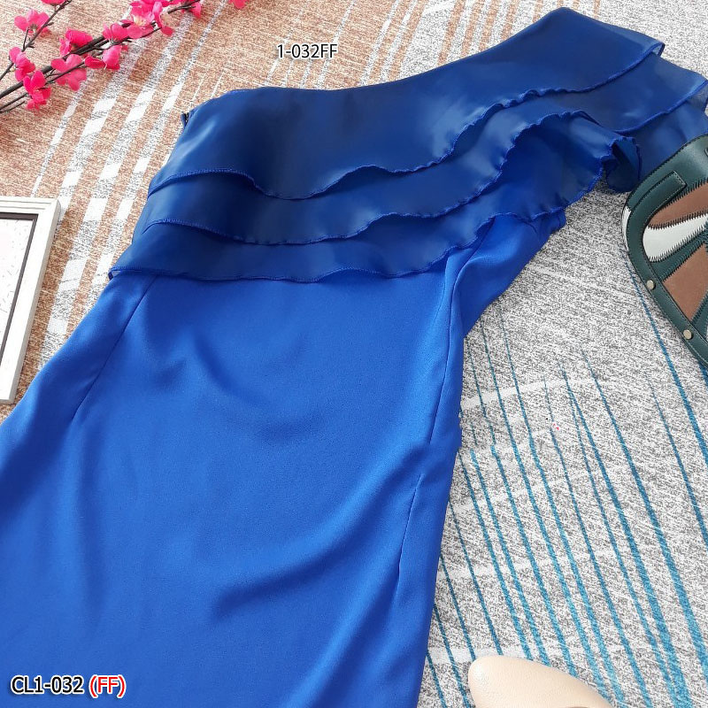 kudapy เดรสสั้นไหล่เฉียง แต่งระบายผ้าแก้ว ตัวเดรสงานผ้าซาร่า มีซิปข้าง ตีเกล็ดหน้า-หลัง เอวไม่สม็อค