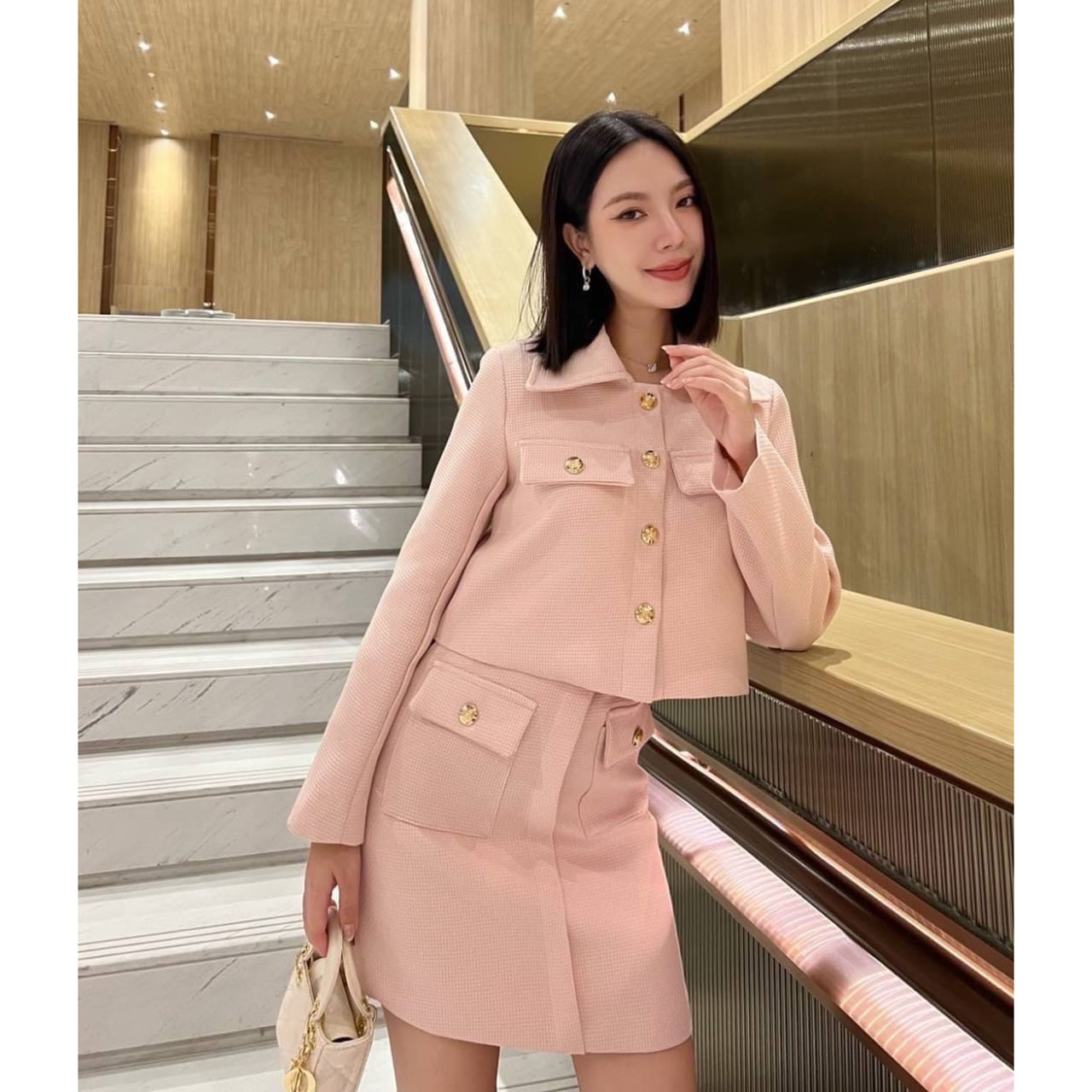 kudapy ชุดเซ็ทสีชมพู เสื้อแขนยาว+กระโปรง เสื้อสูทเป็นกระดุมจริงสีทอง แต่งกระเป๋าหลอก2ข้างสีสวย