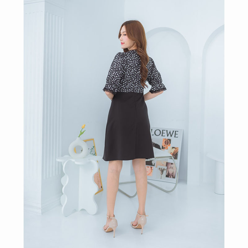 kudapy เดรสสั้นสีชมพู/สีดำ/สีน้ำตาล สไตล์สาวคิวท์ๆ น่ารักกินใจสุดๆ ทรงสวย คอวีแต่งผ้าระบายดอก ดีเทลติดกระดุมแขนสม็อค