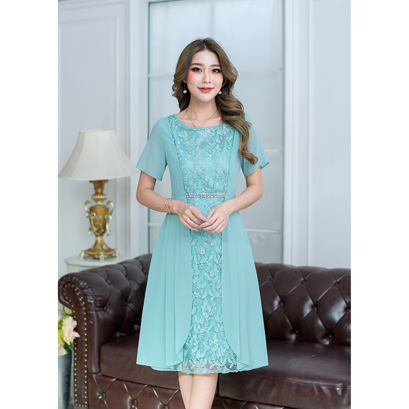 kudapy เดรสสั้นสีชมพู/สีเขียวพาลเทล ดีไซน์เก๋มีดีเทลผ้าลูกไม้เงาด้านหน้า และคลุมด้วยชิฟฟ่อน เหมือนใส่เป็นเสื้อคลุมสองชิ้นแต่เป็นเดรสชิ้นเดียว