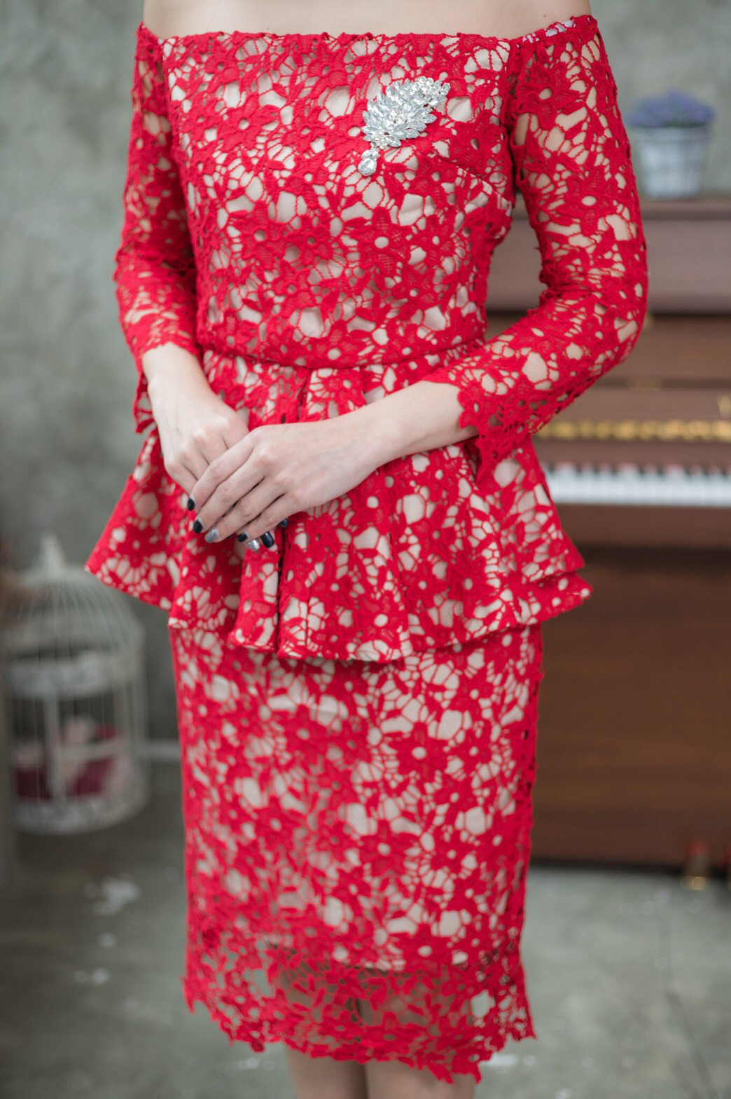 kudapy ชุดไปงานแต่งสีแดง เดรสลูกไม้เปิดไหล่เอวระบาย ผ้าลูกไม้ทอแน่น งานละเอียดปราณีตสุดๆ