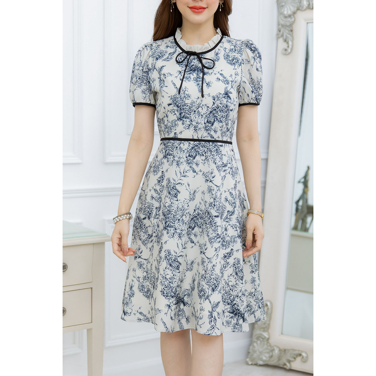 kudapy เดรสสั้นสีครีม/สีเหลือง พิมพ์ลาย แพทเทิร์นสวยเรียบๆ มีดีเทลจับจีบช่วงคอ ผูกโบว์สวยเก๋