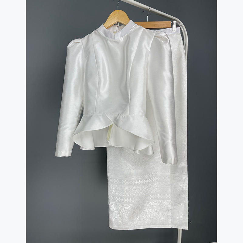 kudapy ชุดบรมพิมานประยุกต์ ตัวเสื้อเป็นแขนยาวคลุมถึงข้อมือ จีบไหล่ยกตั้งขึ้น