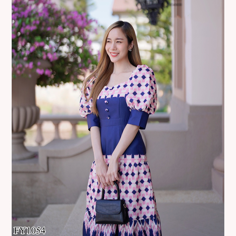 kudapy เดรสยาวสีกรม/สีชมพู คอเหลี่ยมกระดุมหน้าชายระบายลายไทย
