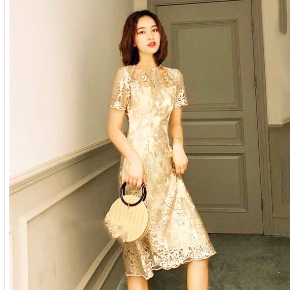 kudapy เดรสลูกไม้แขนสั้นสีทอง ใช้ผ้าเนื้อดี ปักลวดลายดอกไม้รอบตัว แขนสั้น ช่วงบนซีทรูเล็กน้อย ช่วงล่างเข้ารูปทรงสอบ