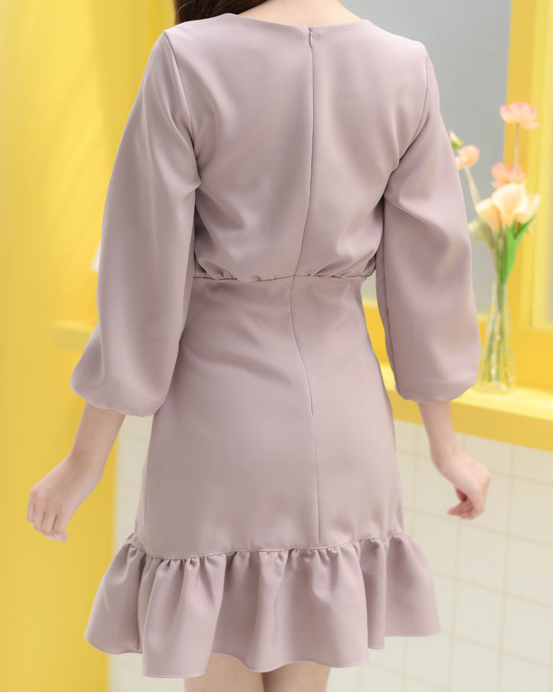 kudapy เดรสแขนยาวคอกลม จั๊มที่ปลายแขนเบาๆ รูดเอวเพิ่มเลเยอร์เก๋ๆ แต่งระบายชายพลิ้ว ผ้าใส่สบาย