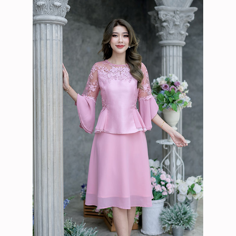 kudapy เดรสสั้นสีชมพู/สีเทา เป็นงานผ้าไหมแต่งลูกไม้ + ผ้าชิฟฟ่อนพริ้วๆ งานผสมผสาน 3 เนื้อผ้า ดีเทลมากมายตกแต่งสวยหวาน