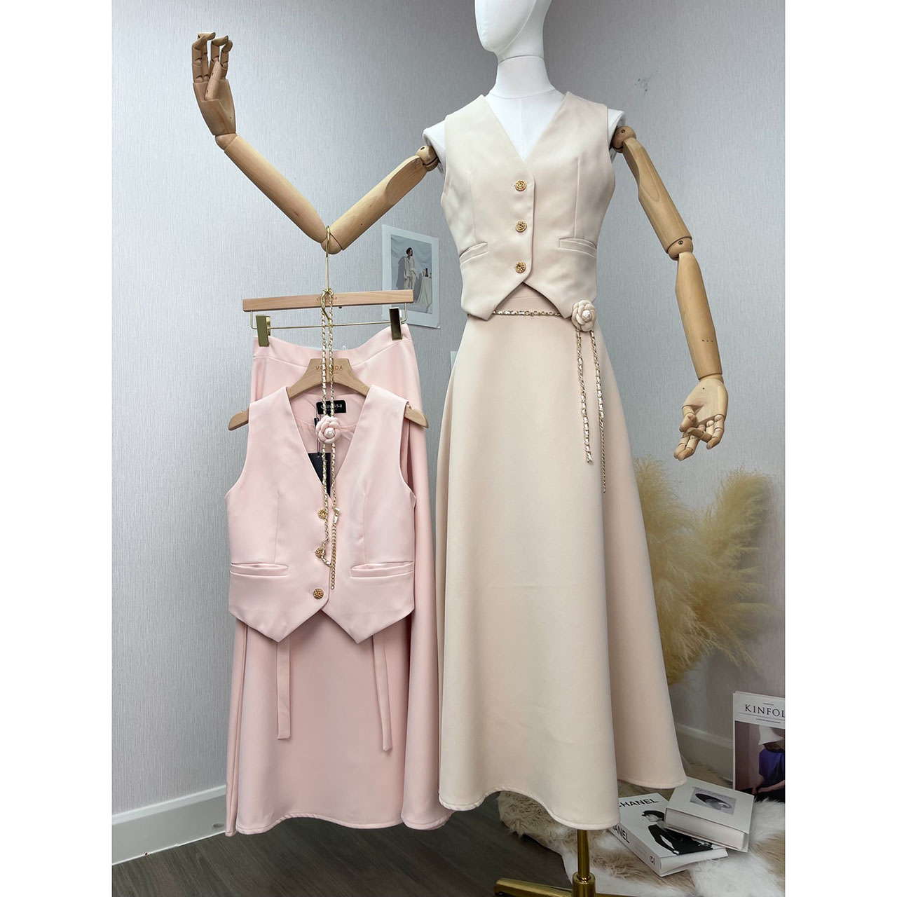 kudapy เซ็ท 3 ชิ้น เสื้อ Vest+กระโปรงยาว+เข็มขัด เสื้อกับกระโปรงเราใช้ผ้าเดียวกัน มีเชือกผูกด้านหลังเพื่อปรับ