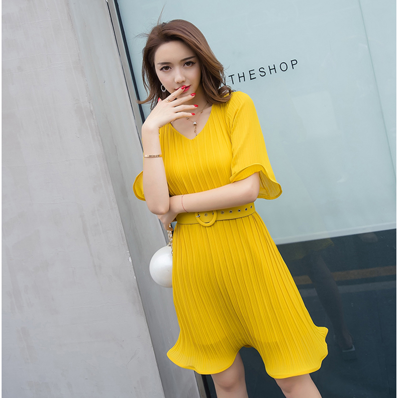 kudapy มินิเดรสอัดพลีทสีเหลือง มาพร้อมกับเข็มขัด งานเข้ารูป ที่ระบายช่วงแขนและขอบกระโปรง