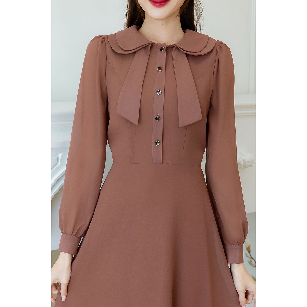 kudapy เดรสสั้นสีแดง/สีน้ำตาล ชีฟองแขนยาว สวยเรียบหรู มีดีเทลคอปกสองชั้นเป็นโบว์ มีกระดุมใบโคลเวอร์ช่วงอก เปิดได้จริง