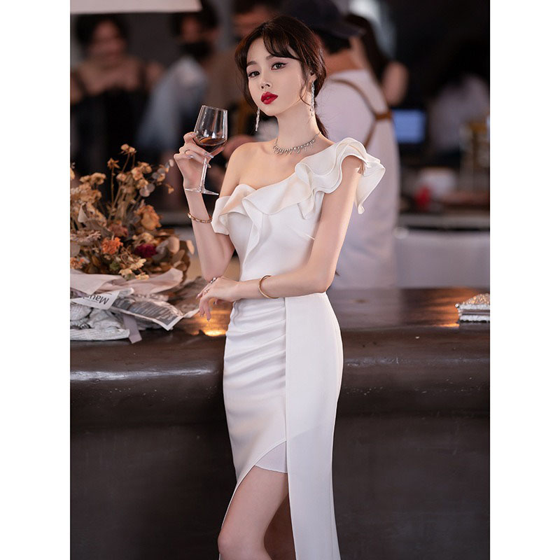 kudapy เดรสยาวสีขาว ปาดไหล่แต่งระบายกระโปรงผ่าหน้าทรงหางปลา เรียบหรูดูแพงสวยหรูดูดี ชุดไปงานแต่ง