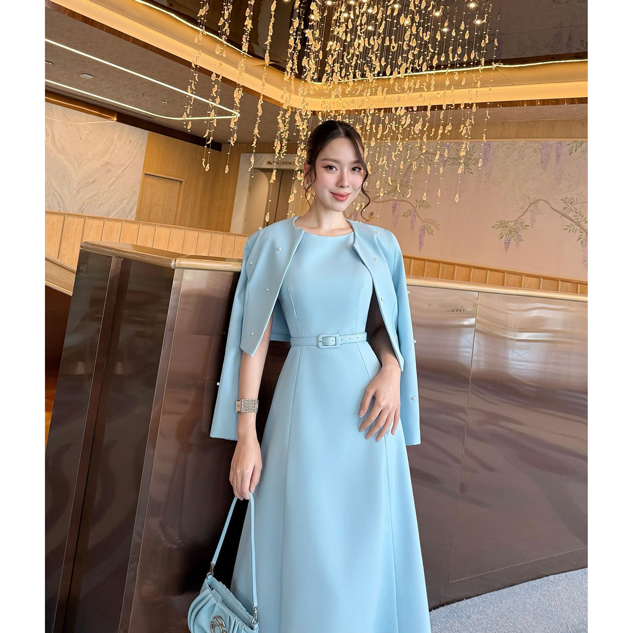 kudapy เซ็ท 3 ชิ้น: เดรสยาว+ครอป+เข็มขัด เสื้อคลุมติดไข่มุก เดรสออกมาให้เข้ารูปเอวสูง มีฟองน้ำในตัว ซิปด้านหลัง