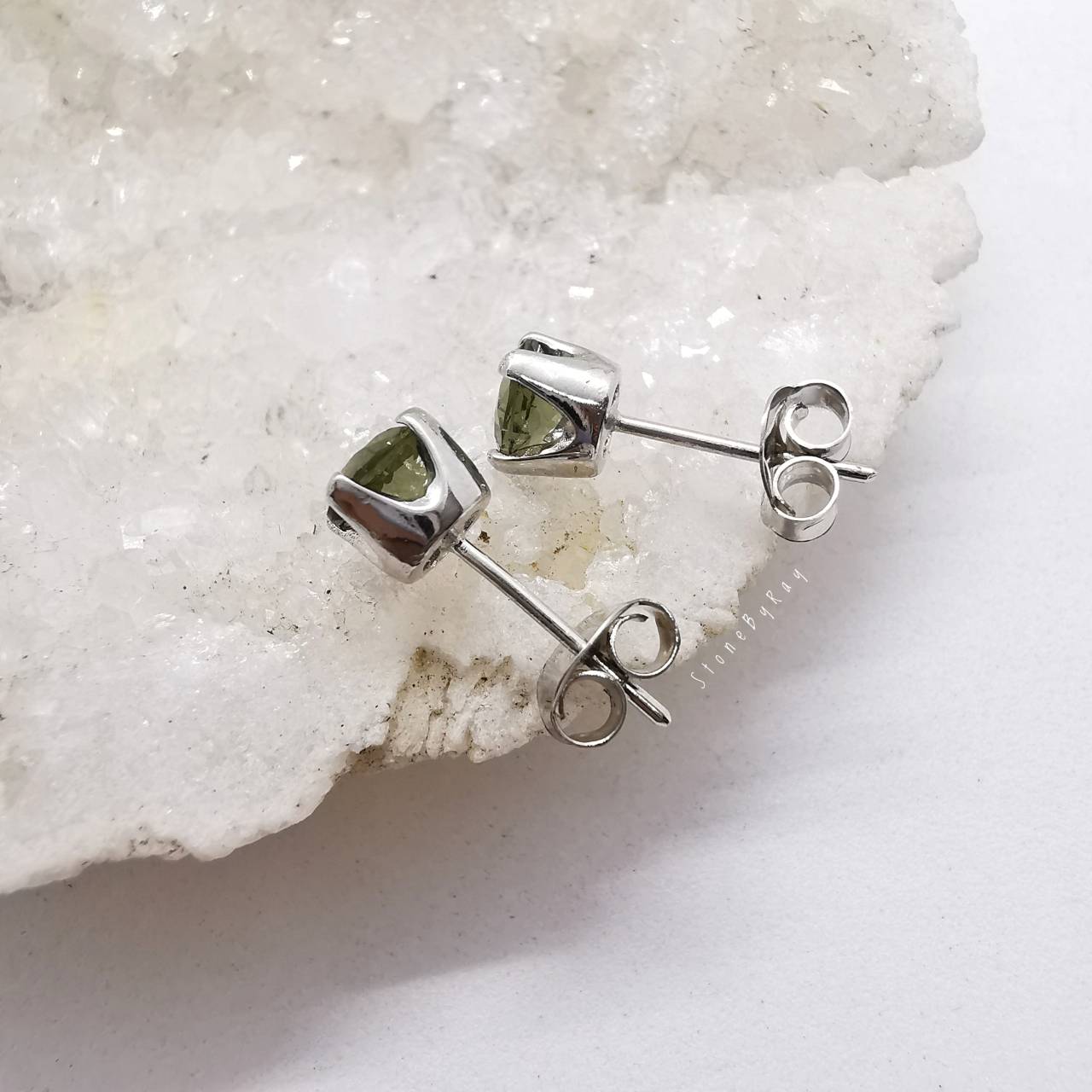 ต่างหูเงินสะเก็ดดาวโมดาไวท์ Moldavite