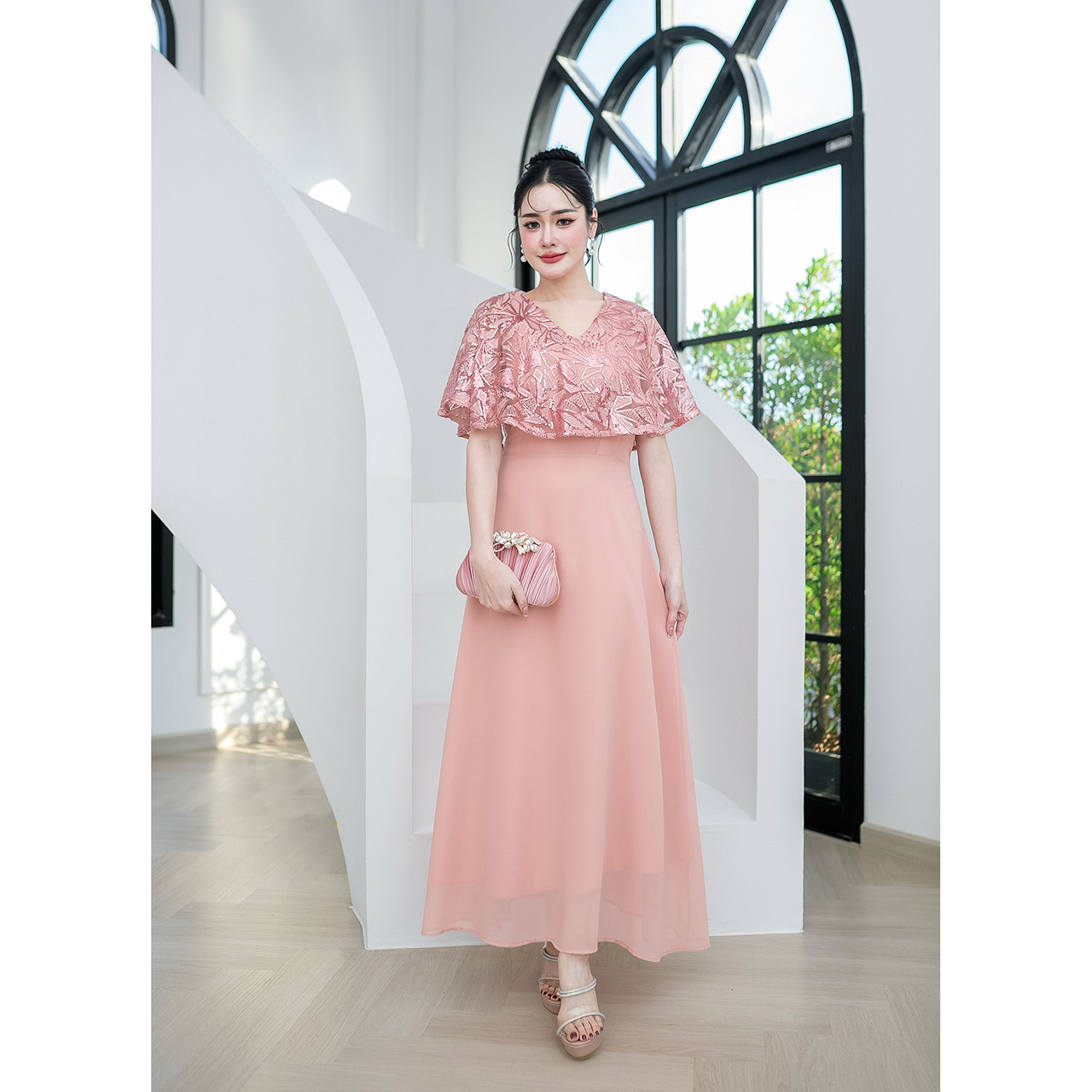 kudapy แม็กซี่เดรส คลุมไหล่หรูหรา ตัวเดรสเป็นงานผ้าชีฟอง ผ้าลูกไม้เลื่อม