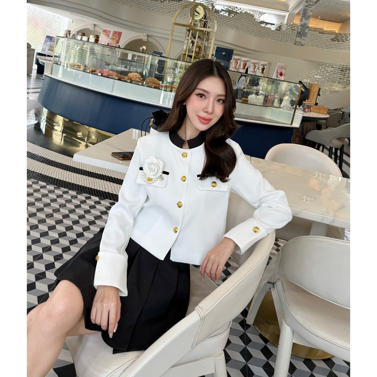 kudapy เซ็ทเสื้อแขนยาว แต่งกระเป๋าหลอก2 ข้างกระดุมจริงสีทอง ปลายแขนเสื้อมาแต่งทรงพับขึ้นเล็กน้อยพร้อมแต่งกระดุม +กระโปรงแต่งจีบ