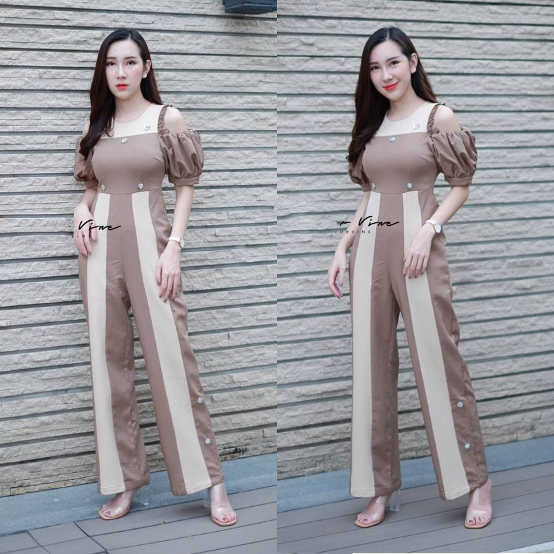 kudapy จั้มสูทขายาน้ำตาล ผ้าซาร่าดีเทลเปิดไหล่แขนพองสม็อค อกแต่งผ้าสบับสีน้ำตาลอ่อนเข้มเอวเข้ารูปสวย