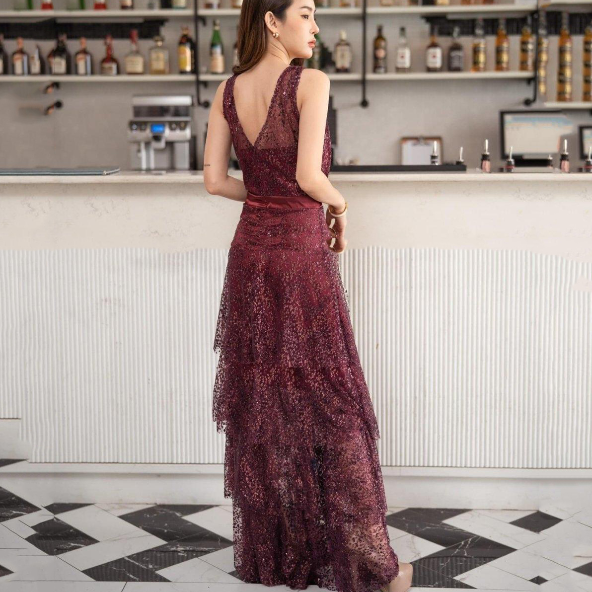 kudapy maxi เดรสยาวสายเดี่ยวสีแดง/กรมท่า แต่งเลเยอร์ชายกระโปรง ผ้าติดกริสเตอร์วิบวับมาก ทรงระบาย มีซับในอย่างดี ใส่สวยมากค่ะรุ่นนี้