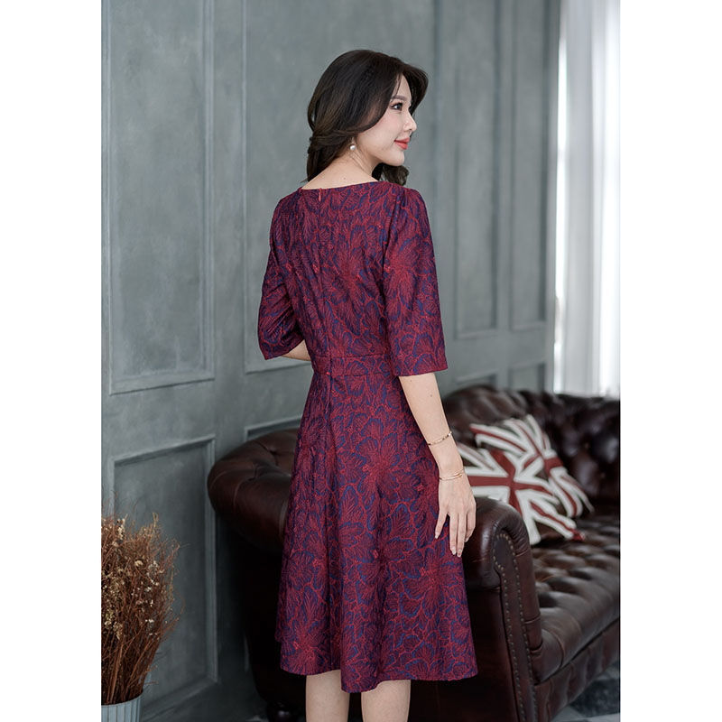 kudapy เดรสสั้นสีกรม/สีดอกแดง ลูกไม้ทูโทน ผ้าสวยงานเนี๊ยบ ผ้าทิ้งตัวสวยดีไซน์แขนศอกทรงใส่ง่ายสุภาพ เอวต่อกระโปรงทรงบานสวิง มีดีเทลตกแต่งลูกไม้ดอกที่อก