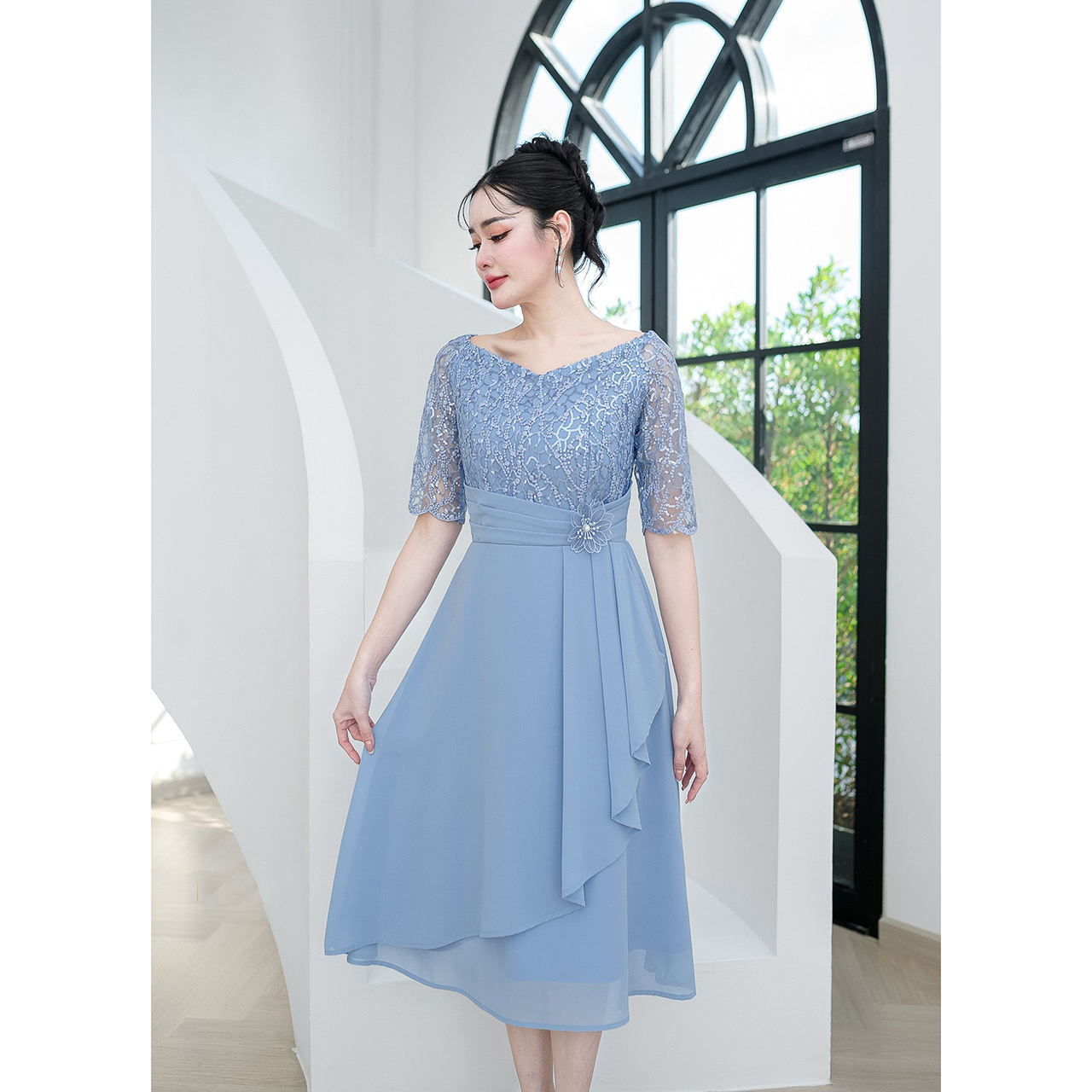 kudapyเดรสลูกไม้ทอผสมดิ้นแต่งเลื่อม งานเดรสออกงานรุ่นสวยหวาน ช่วงกระโปรงเป็นงานผ้าชีฟอง ตีเกร็ดช่วงเอวและแต่งดอกไม้