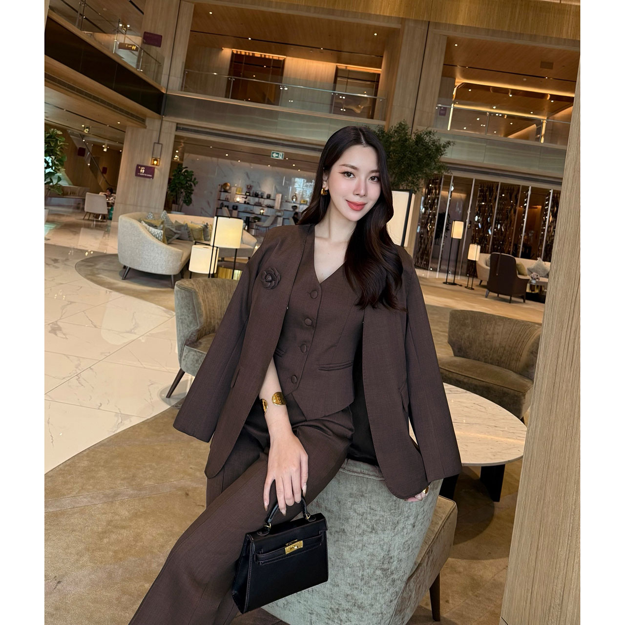 kudapy เซ็ท 4 ชิ้น เสื้อสูท+เสื้อ vestด้านใน +กางเกง+เข็มกลัดดอกไม้ ใช้ผ้าเดียวกันทั้งเซ็ท ตัวเสื้อสูทมีซับในอย่างดี กระเป๋าจริง