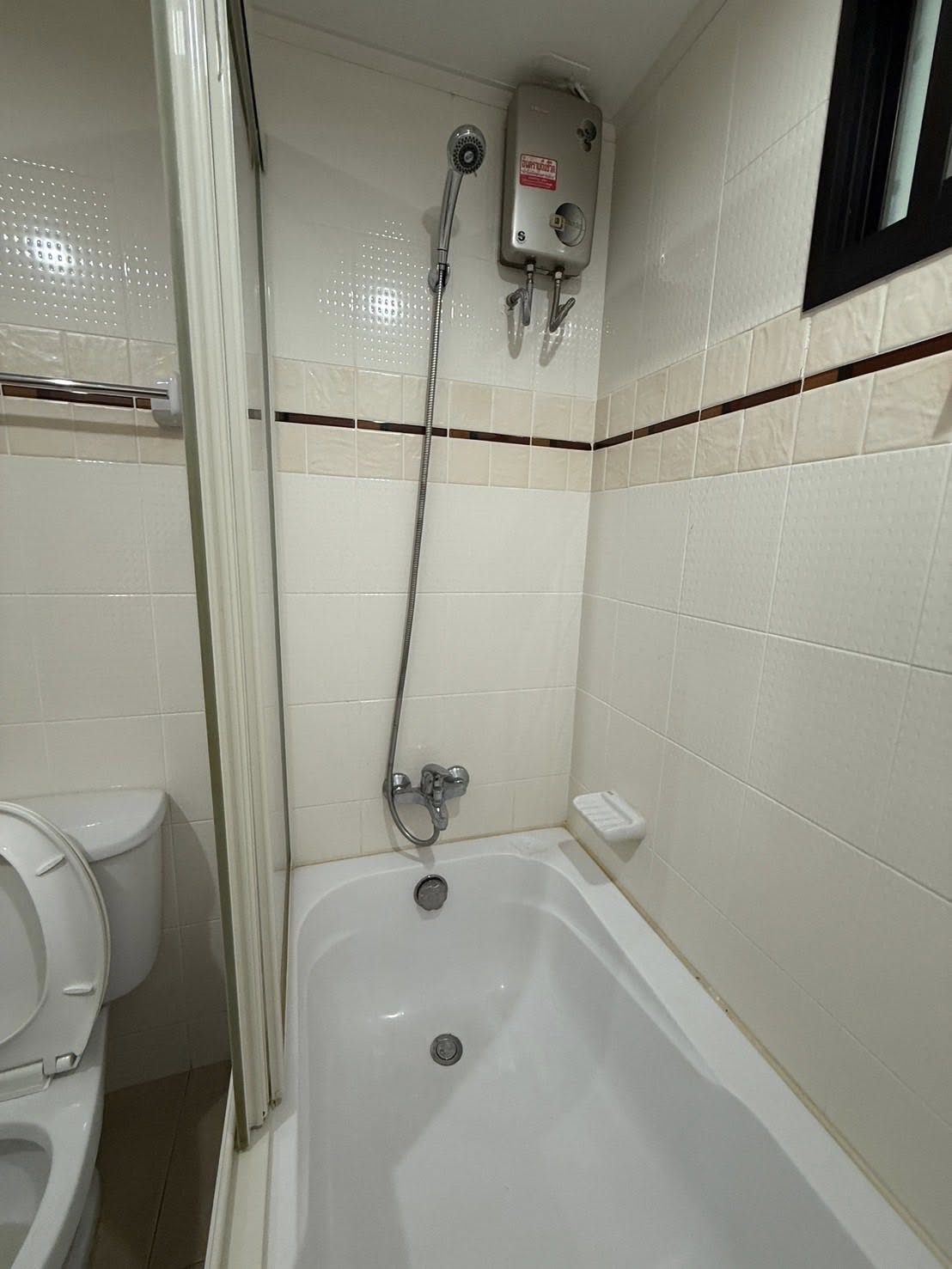 ให้เช่าคอนโด Lumpini Place Narathiwas - Chaopraya (ลุมพินี เพลส นราธิวาส - เจ้าพระยา) High Rise โซนพื้นที่ พระราม3 📍 ห้องแบบ 1ห้องนอน / 1ห้องน้ำ / โซนครัวปิด · ขนาดห้อง 41 ตรม. ชั้น 22