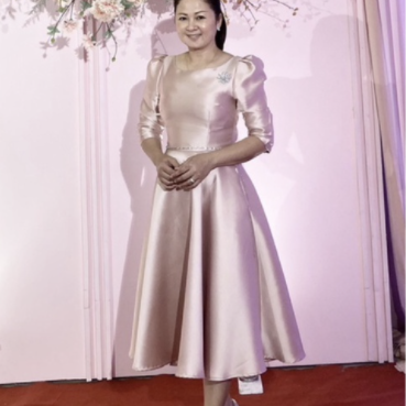 kudapy เดรสสั้นใส่ออกงานสีชมพู,สีเขียวเข้ม,สีดำ,สีน้ำเงินกรมท่า,สีเทาเงิน ทรงยกไหล่พอง แขนสาม ดีเทลจับจีบหัวไหล่