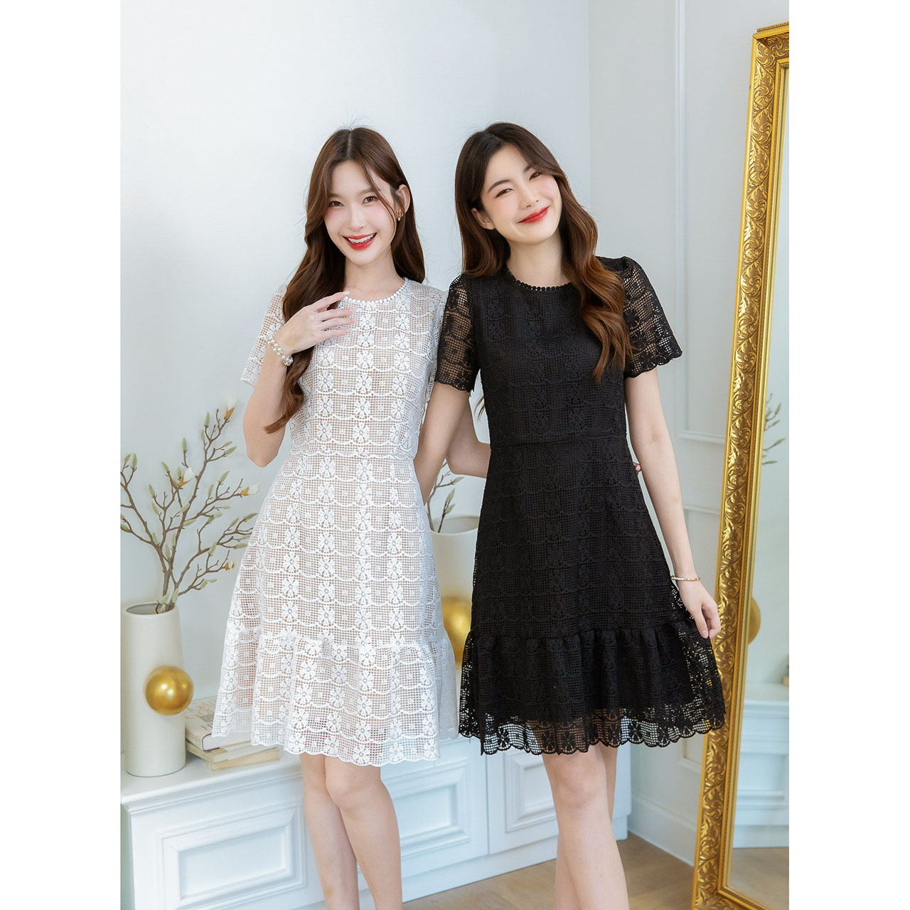 kudapy เดรสสั้นสีดำ สีขาว ลูกไม้พรีเมียม ดีเทลแต่งลูกไม้รอบคอ ช่วงชายกระโปรงเป็นระบาย