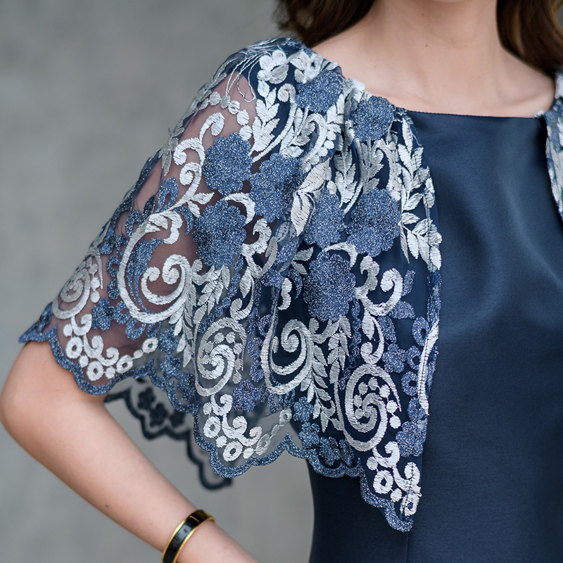 kudapy เดรสสั้นไปงาน ผ้าไหมญี่ปุ่นสีน้ำเงินกรมท่า ผ้าลูกไม้เงาปักลาย แต่งผ้าคลุมไหล่ระบายแบบเก๋ๆ ใส่ออกงานบุญ งานมงคลเริ่ดมากน๊า มีซับในซิปหลัง