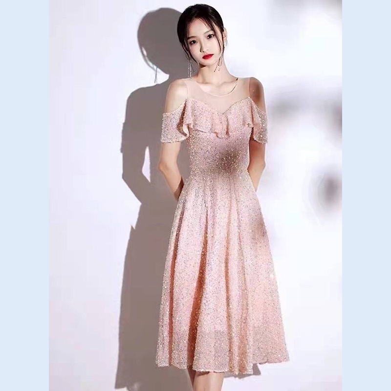 kudapy ชุดราตรีสั้นไปงานสีชมพูโอรส ผ้าปักเลื่อมเนื้อดีระยิบระยับกระทบไฟสวยทั่วทั้งตัว เดรสไปงานทรงสวยหรูหราสไตล์เจ้าหญิง
