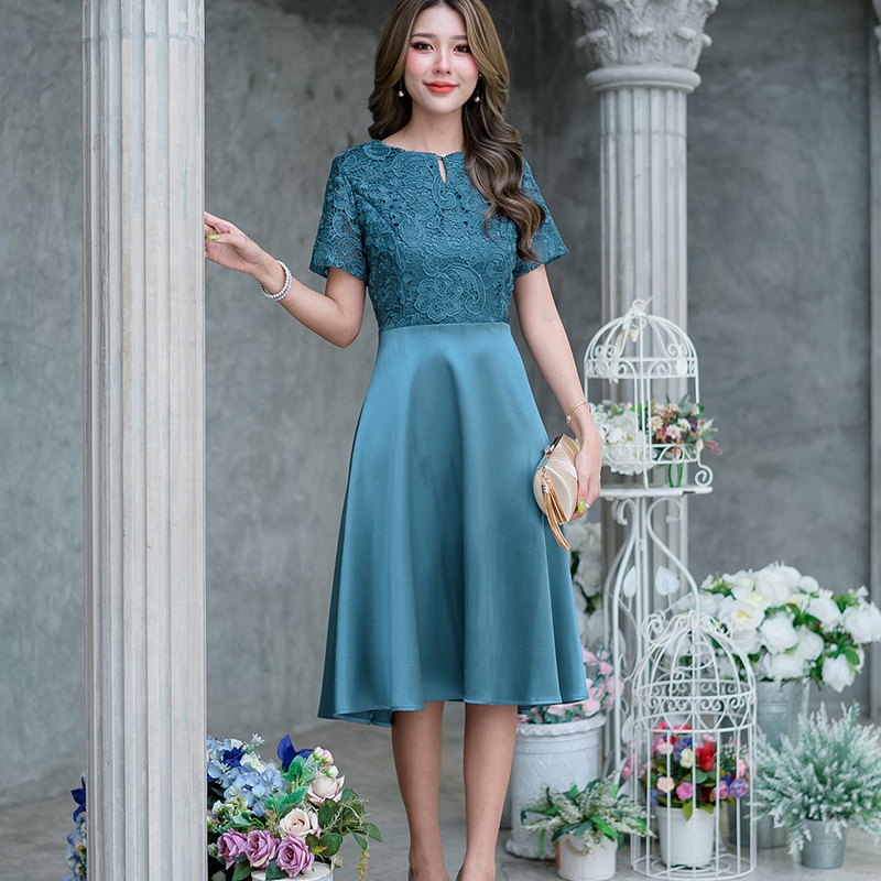 kudapy เดรสสั้นลูกไม้เนื้อเงาสีเขียวเข้ม สีชมพูปูนแดง เดรสแขนสั้น กระโปรงทรงบานผ้าเงาพริ้วสวยค่ะ ชุดนี้ดูหรูหรา ทรงสวยใส่ง่าย ใส่ออกงานสวยหรูได้ลุคดูแพงค่ะ