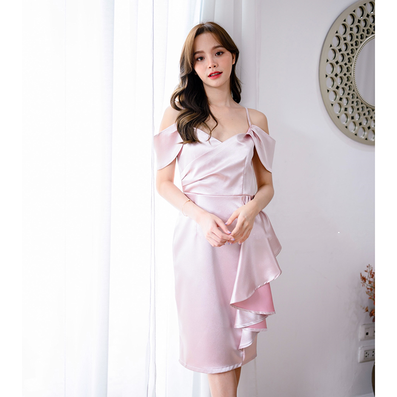 kudapy เดรสสั้นสีชมพูกลีบบัว/สีกรม/สีทองอมชมพู ช่วงอกเป็นอกป้าย จับจีบเดรป เซ็กซี่เล็กๆ แขนเป็นสายเดี่ยวมีผ้าปิดต้นแขน ช่วยพรางต้นแขนได้