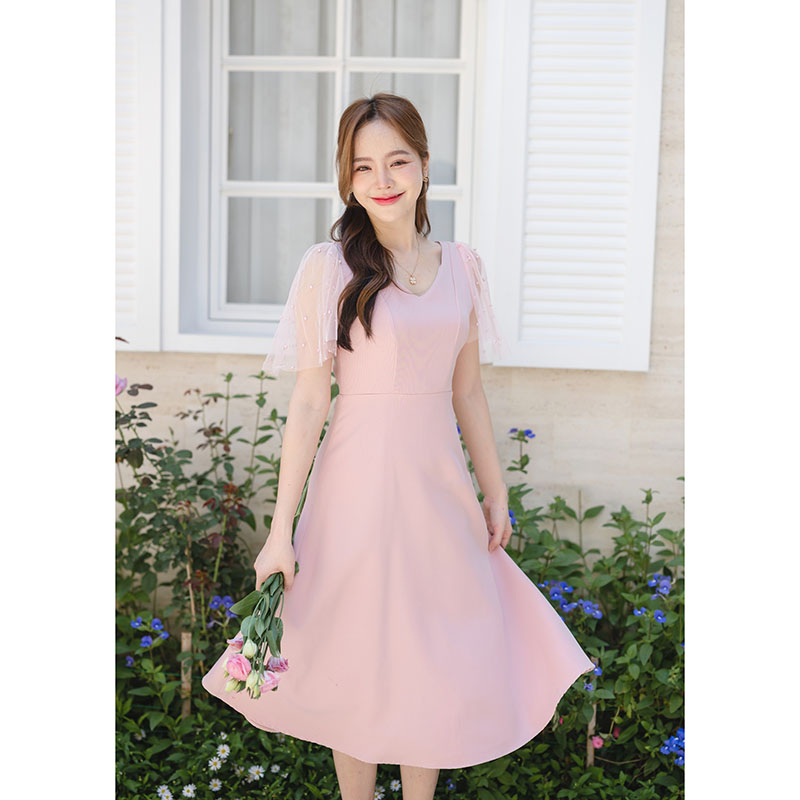 kudapy เดรสสั้นสีชมพู/สีครีม ดีไซน์เพื่อเอาใจสาวหวาน ช่วงเสื้อเป็นคอวีกว้างแต่ไม่ลึกเกินไป เดรสกระโปรงบานพลิ้วๆ แขนเสื้อเป็นทรง Bell ทำด้วยผ้าโปร่งแต่งลูกปัดมุกละมุนสุดๆ