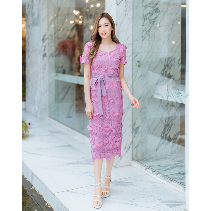 kudapy เดรสยาวสีชมพู/สีแดง คอลึก ลูกไม้ดอกลอย สวยดูดี แต่งเชื่อกผูกเอว