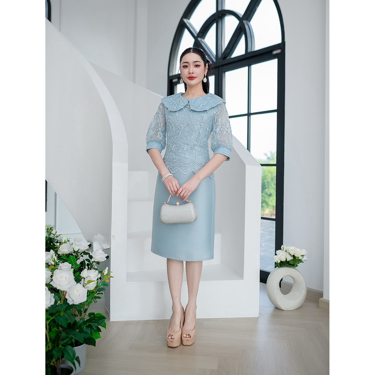 kudapy เดรสสั้นสีชมพู/สีฟ้า ผ้าไหม เสื้อลูกไม้เข้ากับเดรสสวยลงตัว ผ้าลูกไม้ใยบวบ ดีไซน์คอบัว จั้มปลายแขนเสื้อ เดรสผ้าไหมให้ลุคหวานลุคน่ารัก