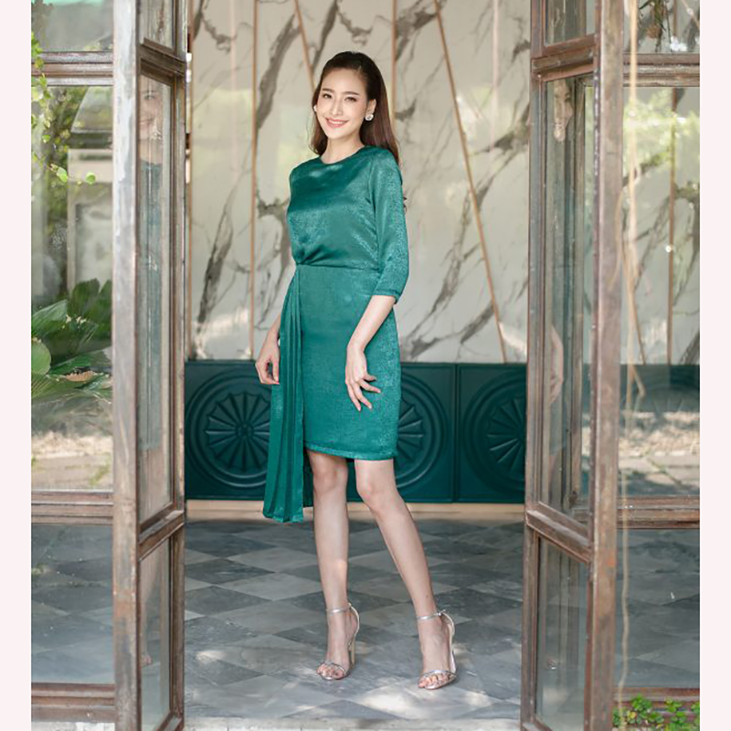 kudapy เดรสสั้นออกงาน ผ้าซาตินเครป คอกลม แขนสี่ส่วน กระโปรงเข้ารูปทรงสอบ แต่งผ้าเฉลียงยาวด้านข้าง สวยเก๋มากๆ