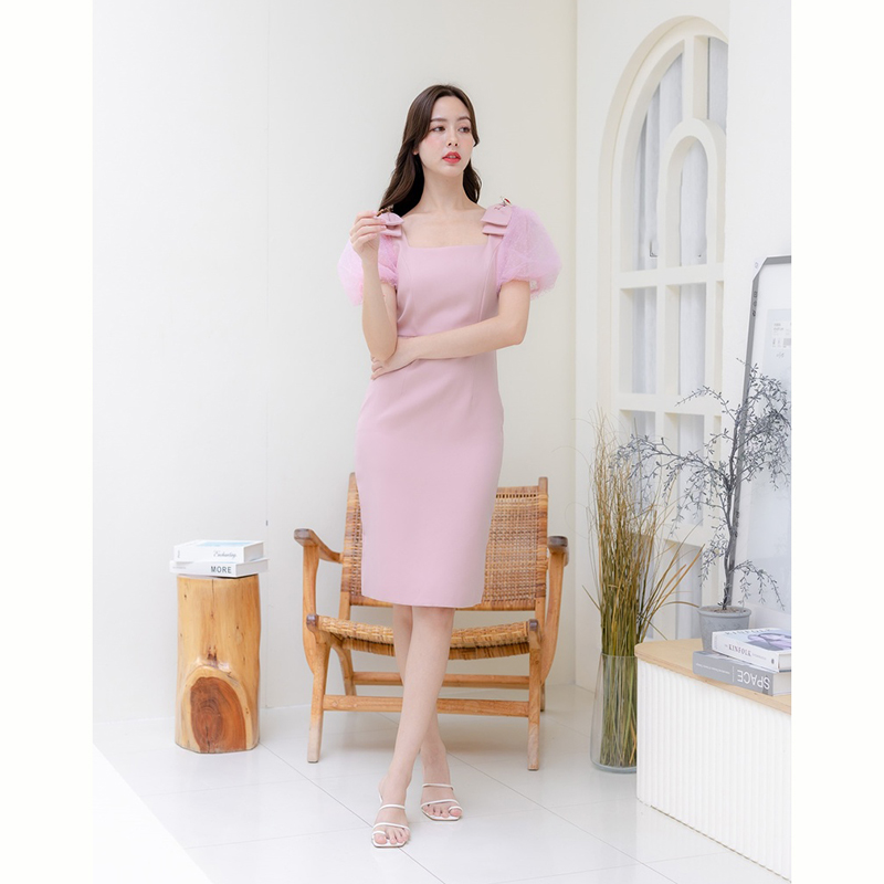 kudapy เดรสสั้นสีขาว/สีชมพุ/สีกรม/สีแดง ออกงานเรียบหรู ประดับเข็มกลัดเพชรสีแดง แขนตุ๊กตา แต่งด้วยโบว์ช่วงไหล่ ลุคคุณนายมากค่า เป็นงานซิปหลังน้า