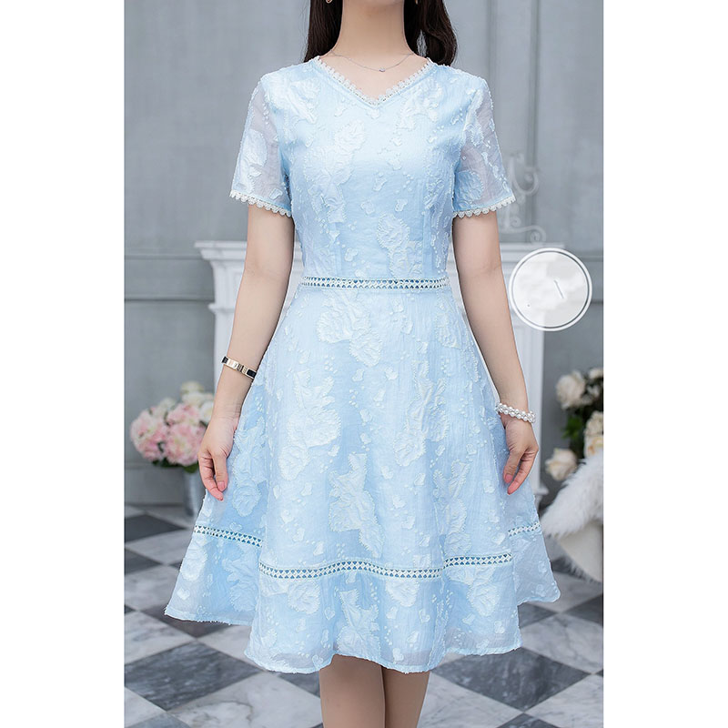 kudapy เดรสสั้นสีขาว/สีฟ้า ผ้าผสมมีเทคเจอร์ลายดอกนูนสวย แต่งด้วยลูกไม้ทั้งตัว รอบคอ รอบปลายแขน