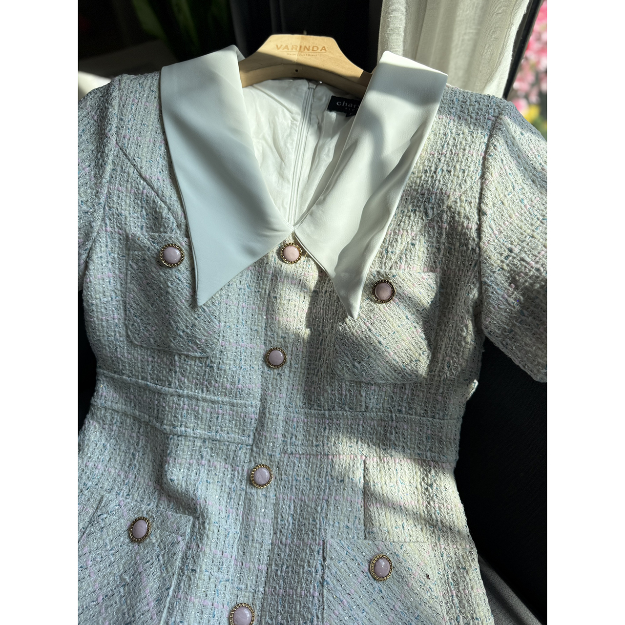 kudapy เดรสผ้าทวีดดีไซน์พรีเมียม คอปกซาตินสีขาวทรงสวย ช่วยปรับช่วงหน้า-คอให้ดูเรียว แต่งคอปกผ้าซาติน