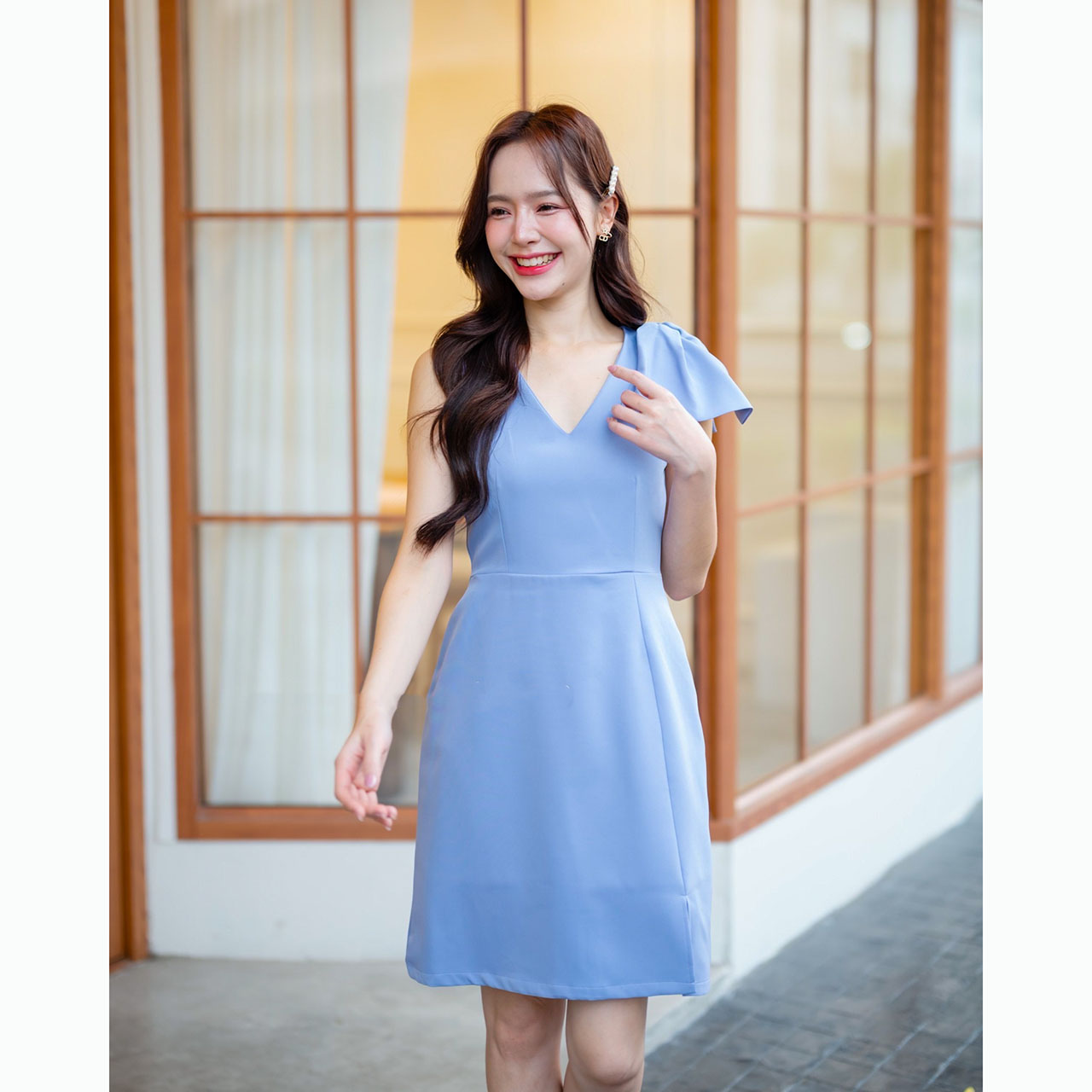 kudapy เดรสสั้นสีเขียวมัทฉะ/สีฟ้าคราม เป็นแขนกุดคอวี แต่งโบว์เพิ่มความหวานที่ไหล่ด้านซ้าย กระโปรงทรงเอ ผ่าด้านหน้า