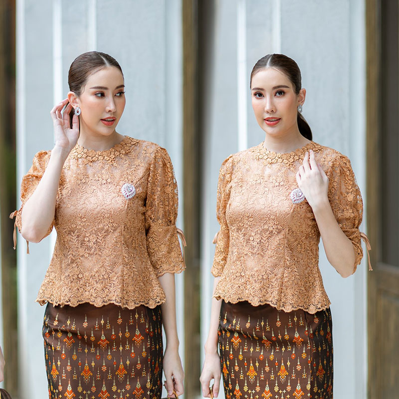 kudapy เสื้อผ้าลูกไม้สีม่วง/สีน้ำตาลทอง/สีขาว เนื้อดีทอลายแน่นทั้งตัว ทรงกลมสูง ตัวเสื้อมาพร้อมซับในเนื้อดีในตัว มีซิปหลังสวมใส่ง่าย (เฉพาะเสื้อ)