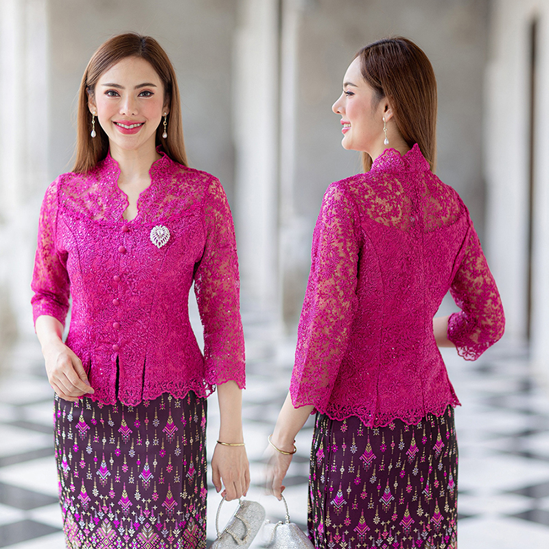 kudapy (เฉพาะเสื้อ) เสื้อลูกไม้สีน้ำตาล/สีชมพูเข้ม ตัวเสื้อใช้ผ้าลูกไม้ใยบวบเนื้อดีลายลูกไม้แน่นทั้งตัว ตัวเสื้อมาพร้อมซับในเนื้อดีในตัว